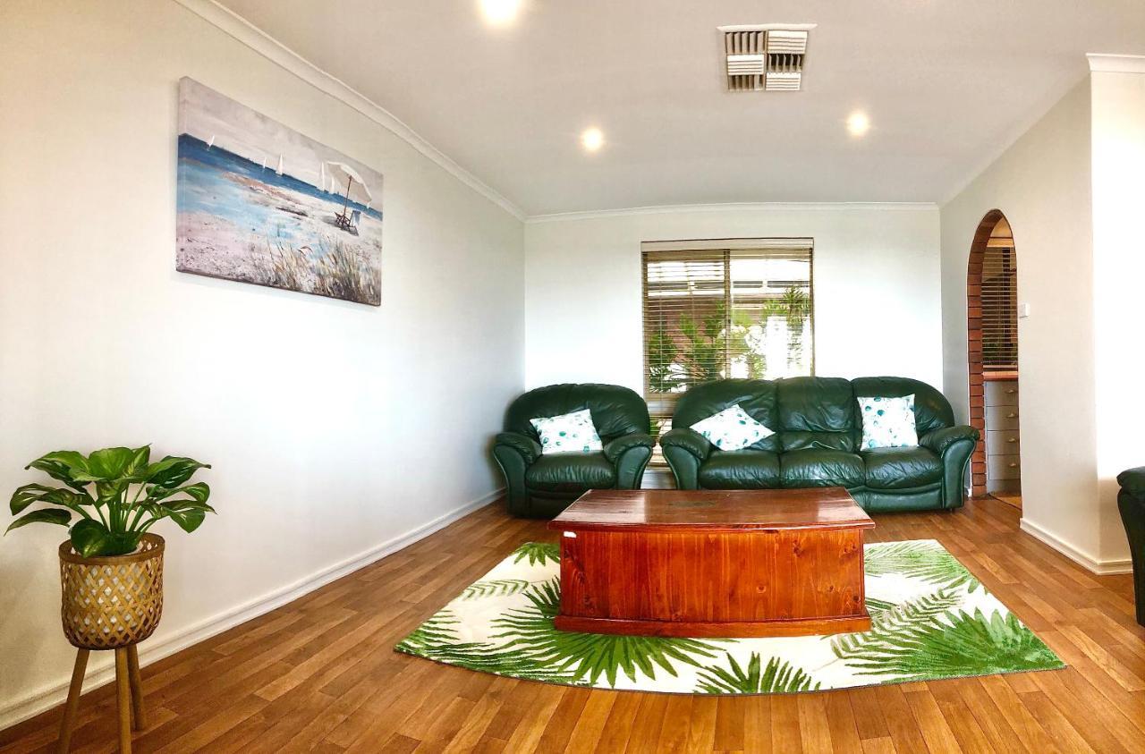 Beach House Opposite Ocean 4 Bed 2 Bathroom With Pool Geraldton Luaran gambar